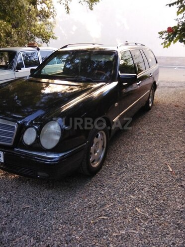 Mercedes E 240-2
