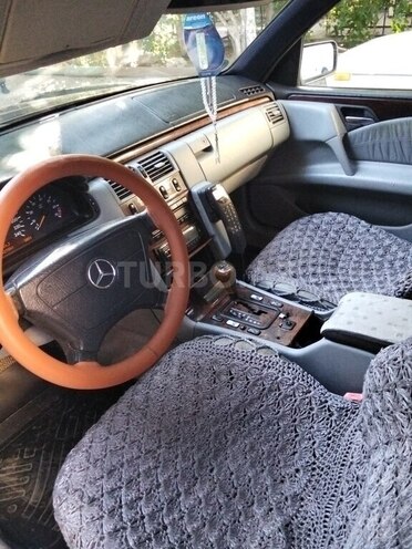 Mercedes E 240-5
