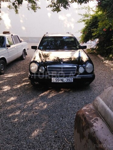 Mercedes E 240-1