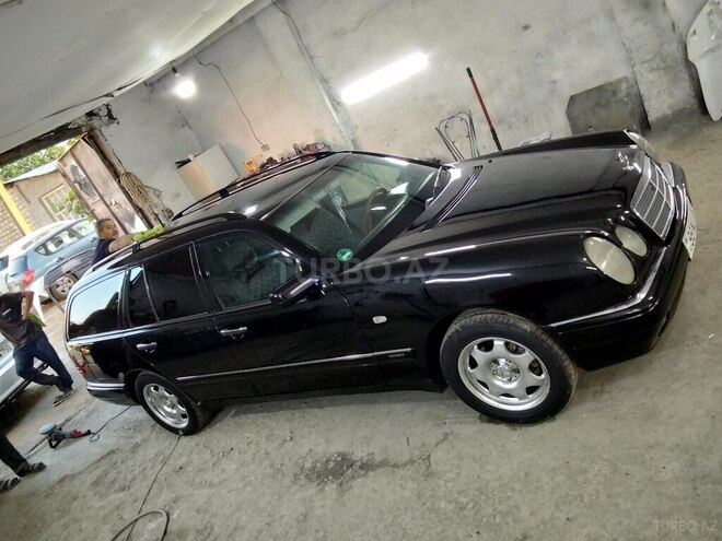 Mercedes E 240-13
