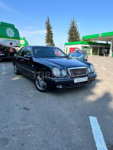 Mercedes E 240-1