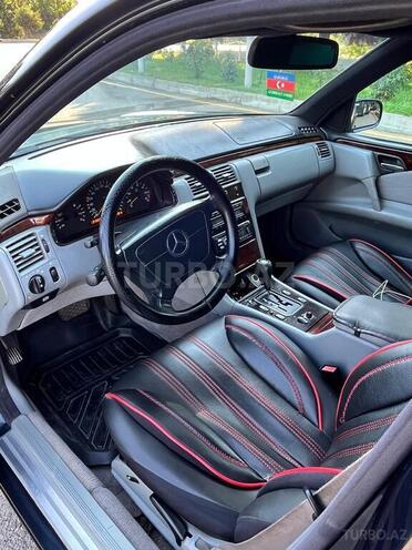 Mercedes E 240-5
