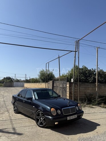 Mercedes E 240-1