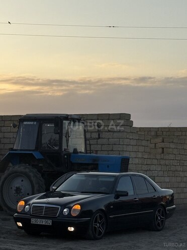 Mercedes E 240-4