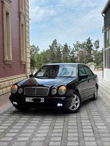 Mercedes E 220-1