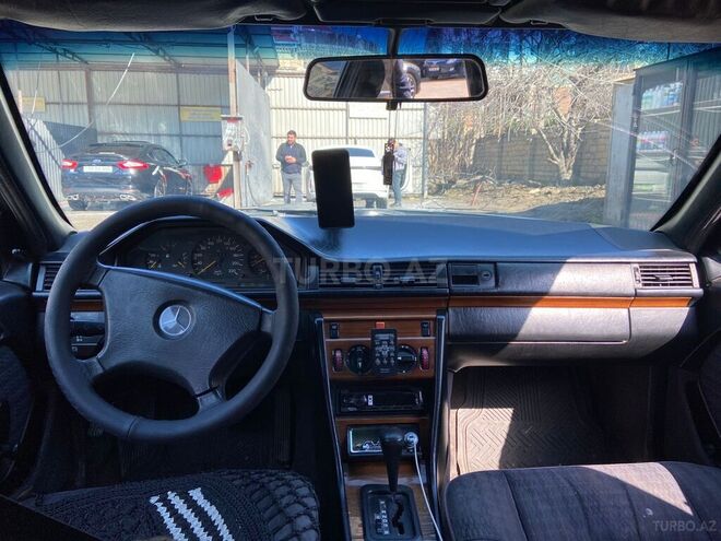 Mercedes 230 E-5