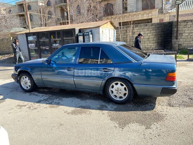 Mercedes 230 E-6