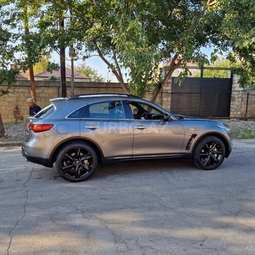 Infiniti QX70S-3