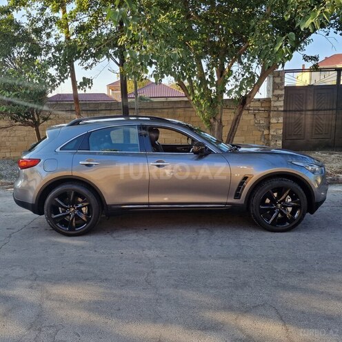 Infiniti QX70S-2