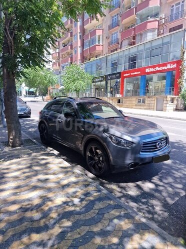Infiniti QX70S-9