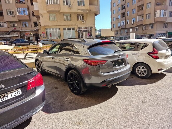 Infiniti QX70S-10