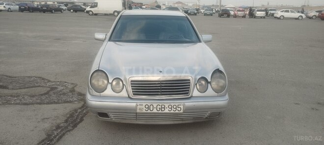 Mercedes E 220-1