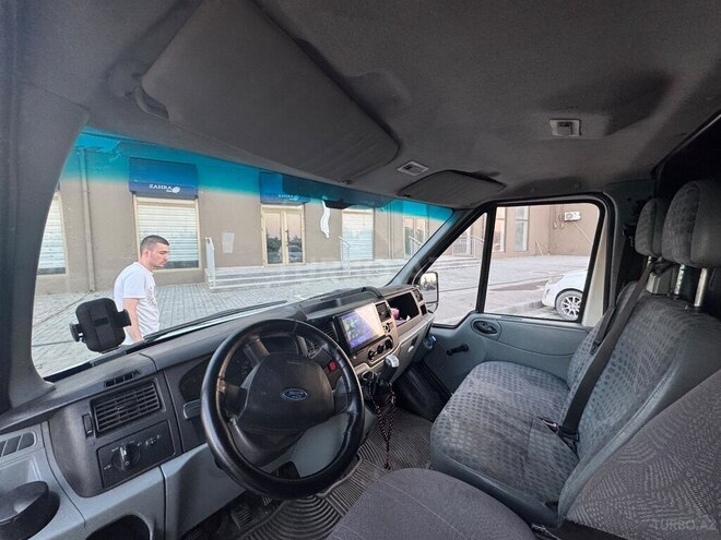 Ford Transit-17