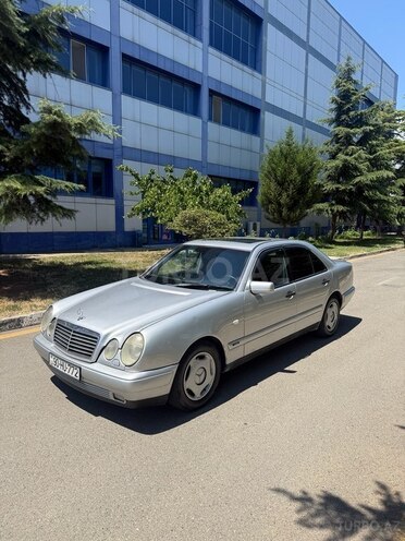 Mercedes E 200-1