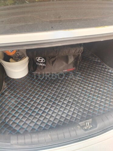 Hyundai Accent-7