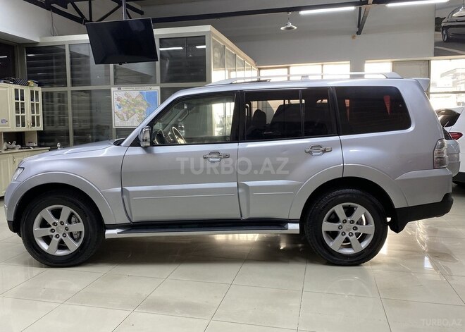 Mitsubishi Pajero-7