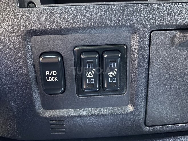 Mitsubishi Pajero-21