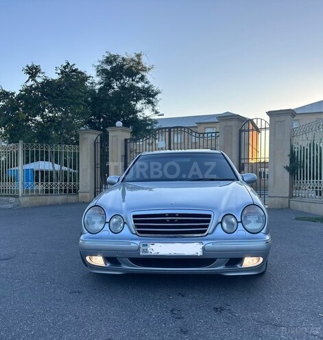 Mercedes E 320-1