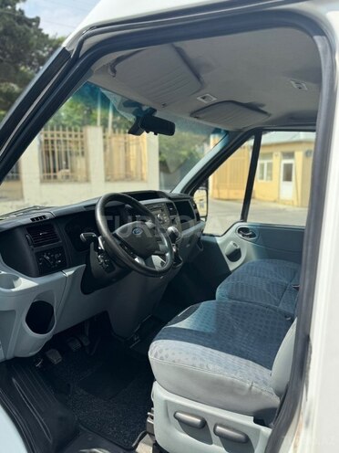 Ford Transit-14