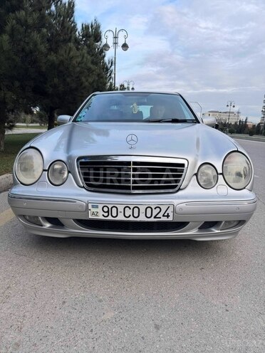 Mercedes E 270-1