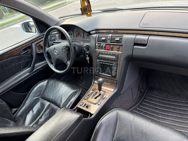 Mercedes E 270-9