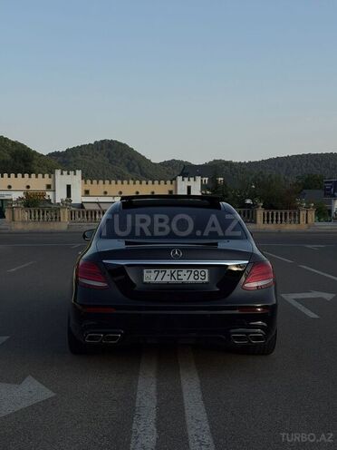 Mercedes E 200 4MATIC-3