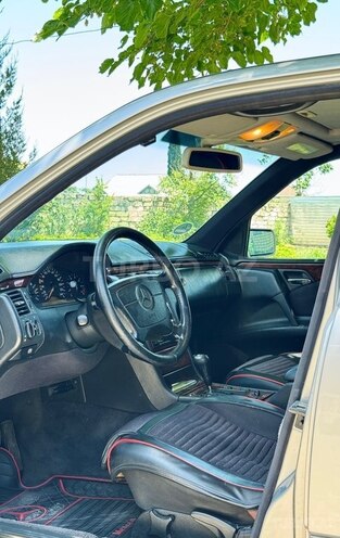 Mercedes E 240-10