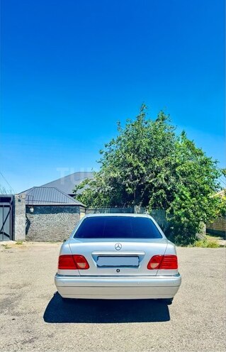 Mercedes E 240-4