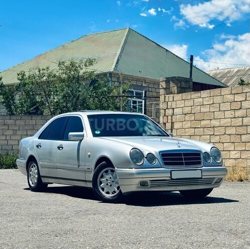 Mercedes E 240-1