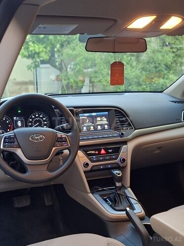 Hyundai Elantra-4