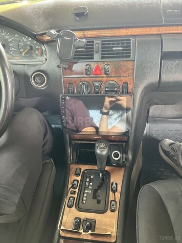 Mercedes E 240-5