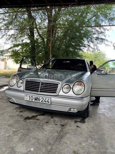 Mercedes E 240-1