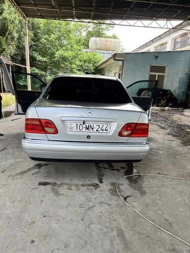 Mercedes E 240-2