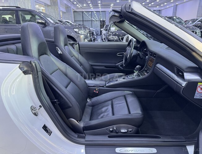 Porsche 911 Carrera 4S-19