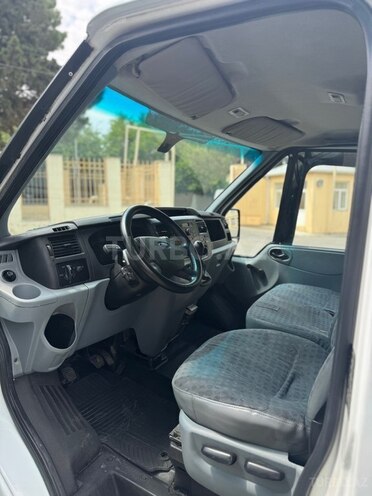 Ford Transit-13