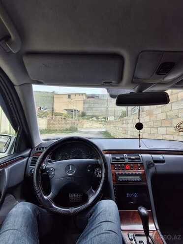Mercedes E 220-12