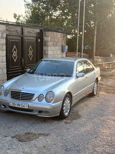 Mercedes E 220-1