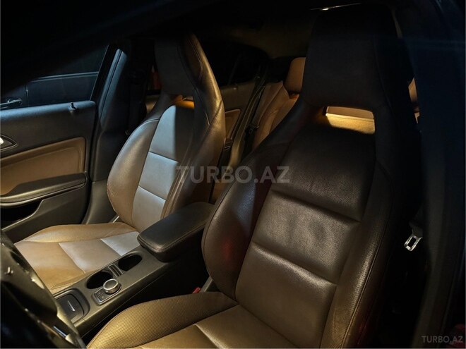 Mercedes GLA 200-11