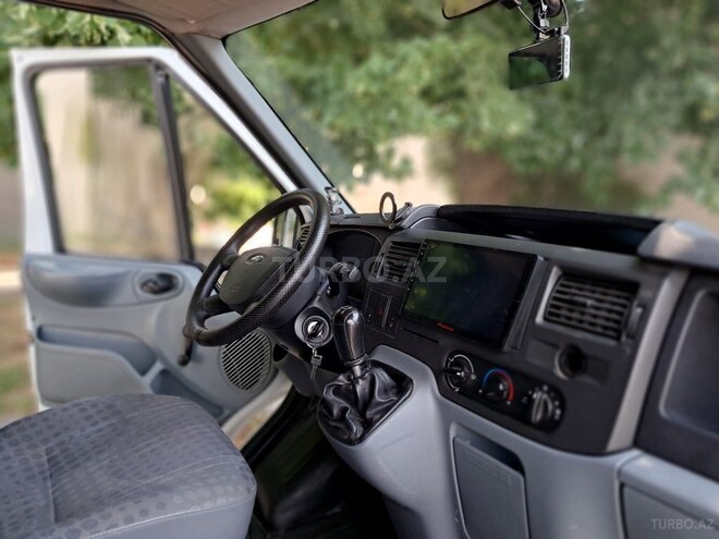 Ford Transit-12