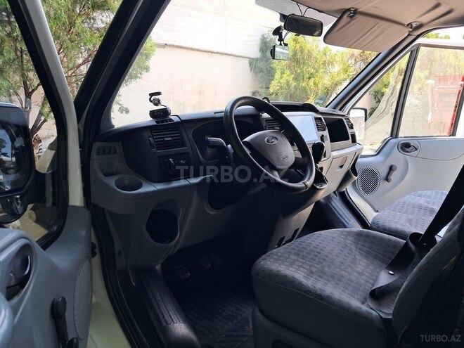 Ford Transit-13