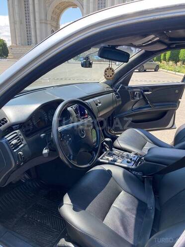 Mercedes E 320-7