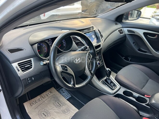 Hyundai Elantra-12