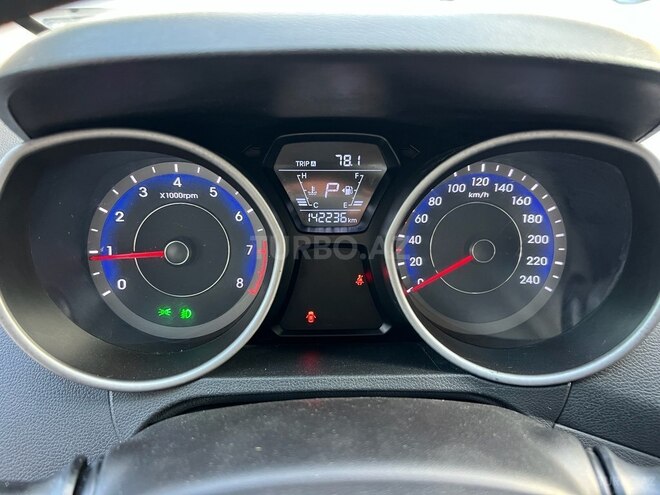 Hyundai Elantra-13