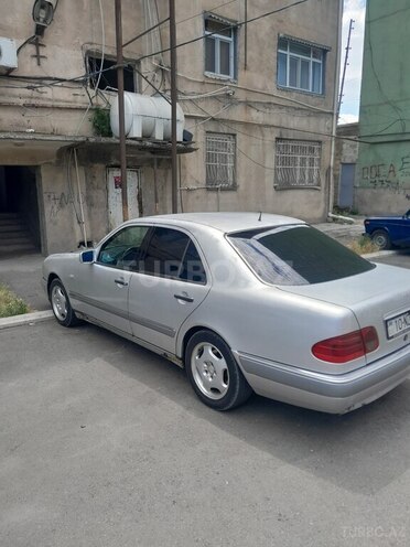 Mercedes E 230-5