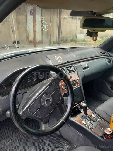 Mercedes E 230-7