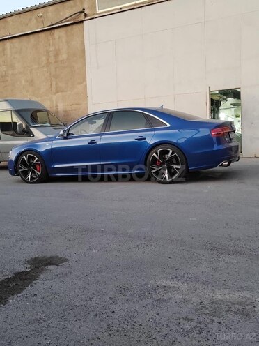 Audi S8-4