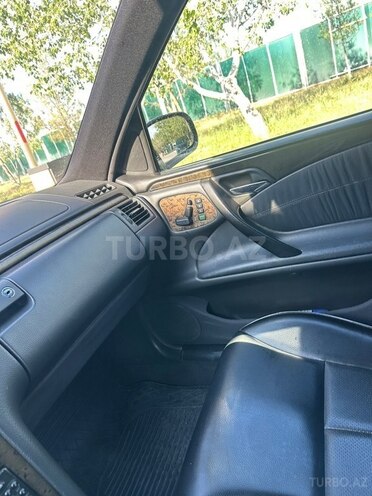 Mercedes E 320-13