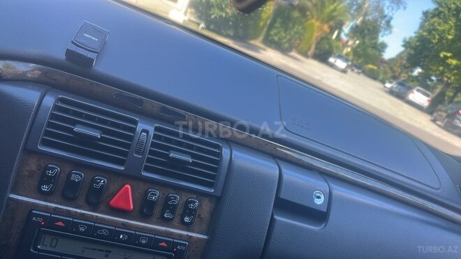 Mercedes E 320-11