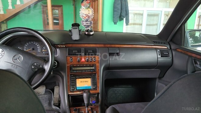 Mercedes E 240-5