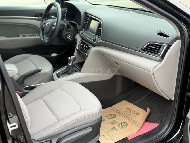 Hyundai Elantra-12